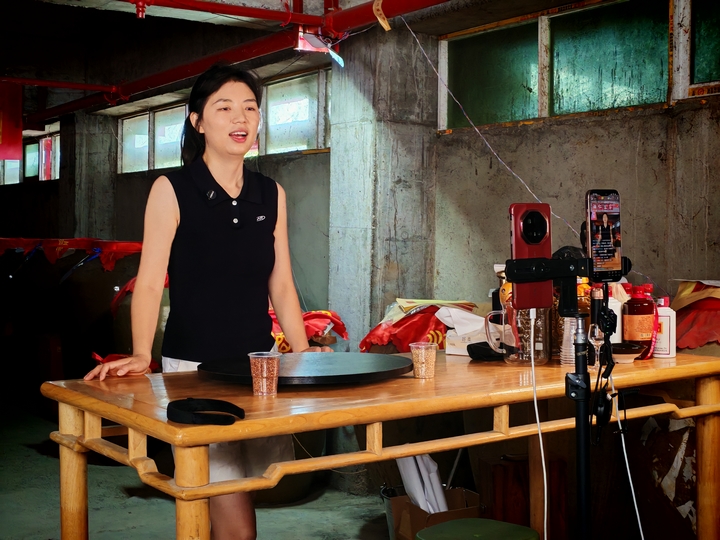 網(wǎng)紅主播在酒企進(jìn)行直播帶貨。 余甚君 攝.jpg