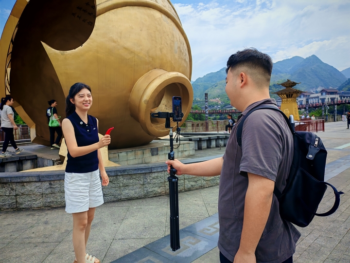 網(wǎng)紅主播在茅臺(tái)鎮(zhèn)進(jìn)行文旅宣傳。余甚君 攝.jpg