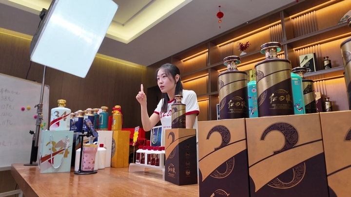 紅四渡酒業(yè)直播團(tuán)隊(duì)618促銷直播 。余甚君 攝.jpg