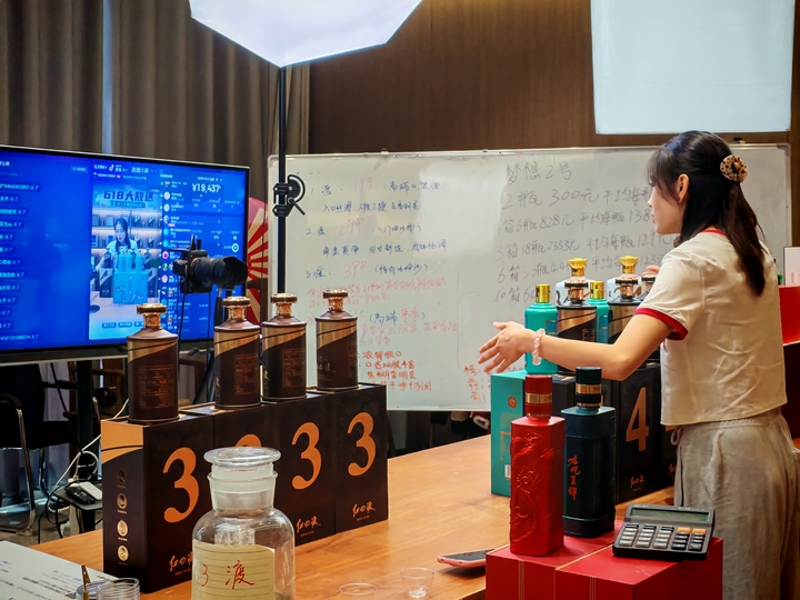 紅四渡酒業(yè)直播團(tuán)隊(duì)618促銷直播。 余甚君 攝.jpg