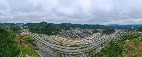 都勻秦漢影視城,是集影視劇創(chuàng)作攝制、文化旅游創(chuàng)意互動,度假旅游和文化旅游產(chǎn)業(yè)等一體的全影視產(chǎn)業(yè)項目。胡國鑫/攝