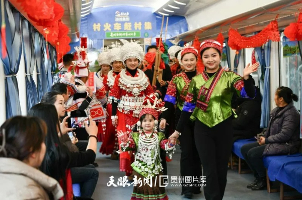 綠皮火車變身移動舞臺,上演精彩的“村T”“村晚”,為沿途旅客帶來別開生面的視聽盛宴。梁文/攝