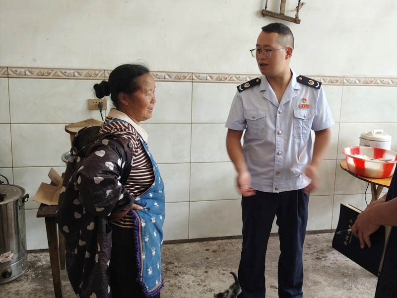 稅務(wù)干部徐偉走訪少仲村村民,了解危房改造后村民情況。陳友元攝
