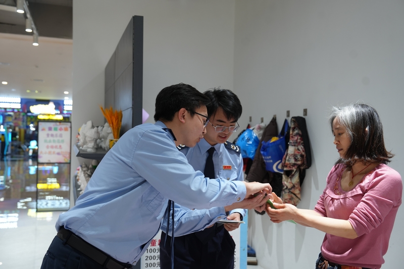 稅務干部入戶給納稅人宣講納稅信用修復流程。何坤攝