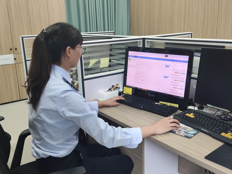 坐席人員通過征納互動為納稅人解決問題。宋政堅攝