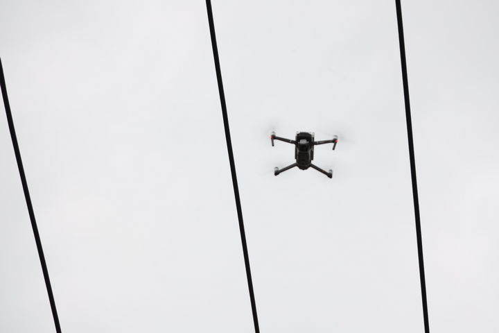 無人機載著配電線路故障診斷儀器在對配電線路進行故障隱患巡線(盧關(guān)文 攝)2.jpg