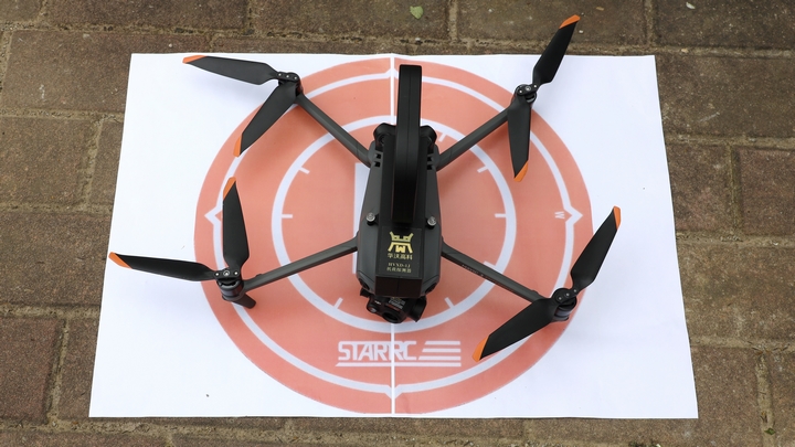 無人機載著配電線路故障診斷儀器放置在“一鍵起飛”停機坪上準備起飛(盧關(guān)文 攝).jpg