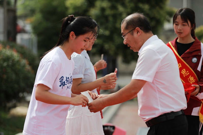 學(xué)生代表領(lǐng)取畢業(yè)證書。