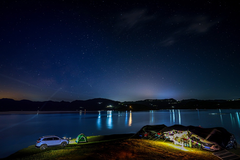 游客在大方縣黃泥塘鎮境內支嘎阿魯湖畔的一個露營基地露營。