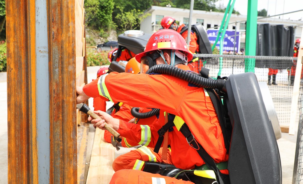 救援人員熟練操作各類救援裝備。.jpg