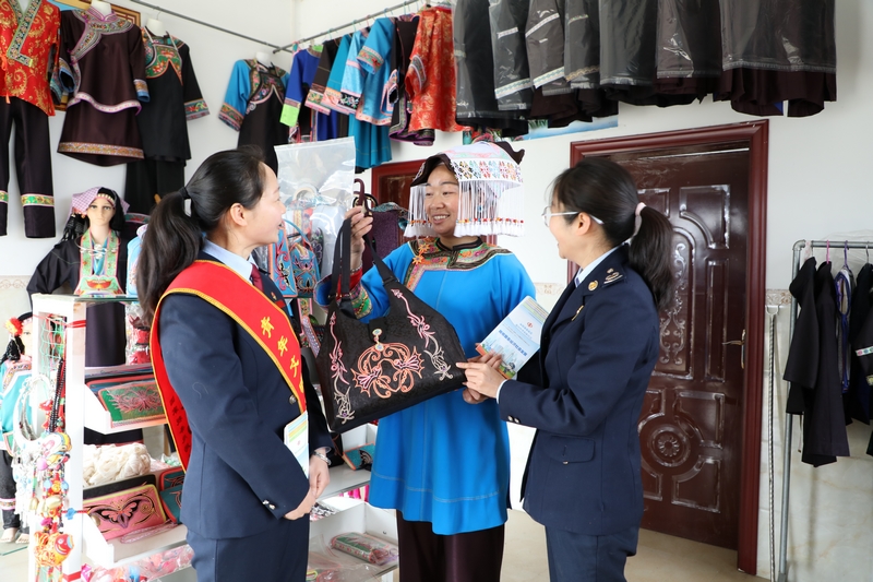 宣傳講解稅惠政策。呂青黛攝