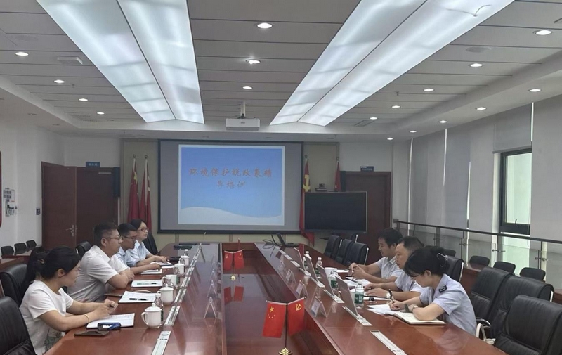 圖為稅務局工作人員到企業開展宣傳輔導。李鴻慶攝