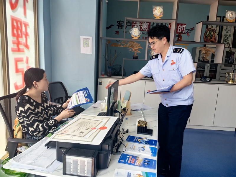 稅務干部為涉稅服務機構工作人員講解涉稅政策。馬亞麗攝