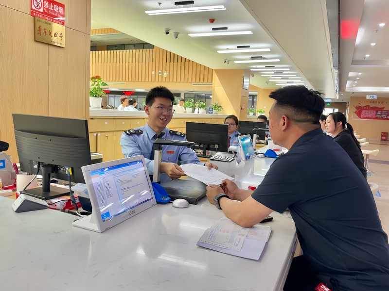 圖為 稅務窗口為A級納稅人優先辦理涉稅業務。李琪攝