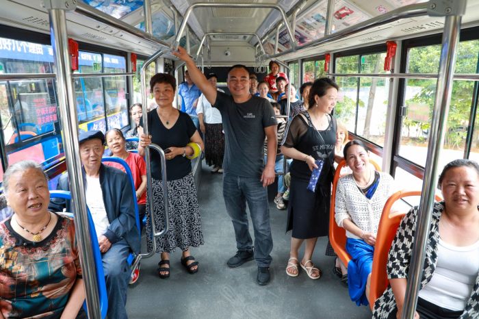 坐上公交,村民們喜笑顏開.jpg
