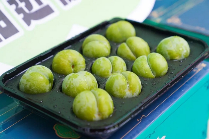 鎮(zhèn)寧蜂糖李亮相青云路步行街。