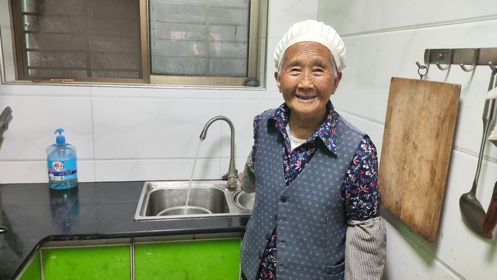 大壩村老人用上穩定自來水。