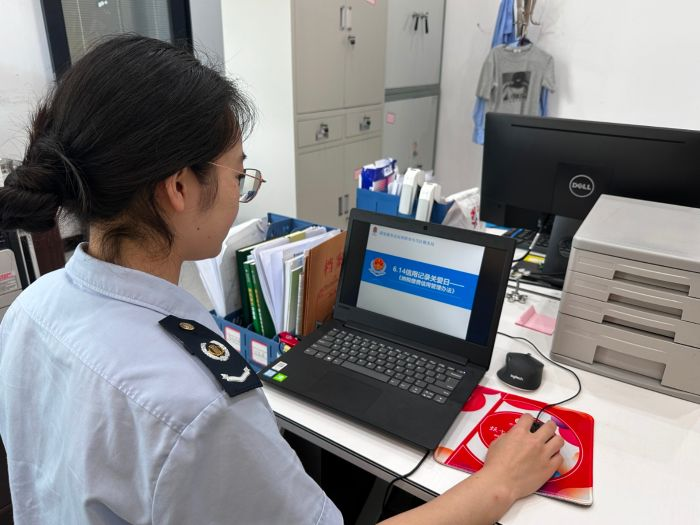 稅務人員正在進行納稅信用線上課程直播。