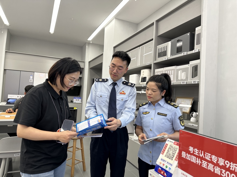 稅務(wù)人員聯(lián)合市場(chǎng)監(jiān)管部門(mén)為商戶(hù)答疑解惑。