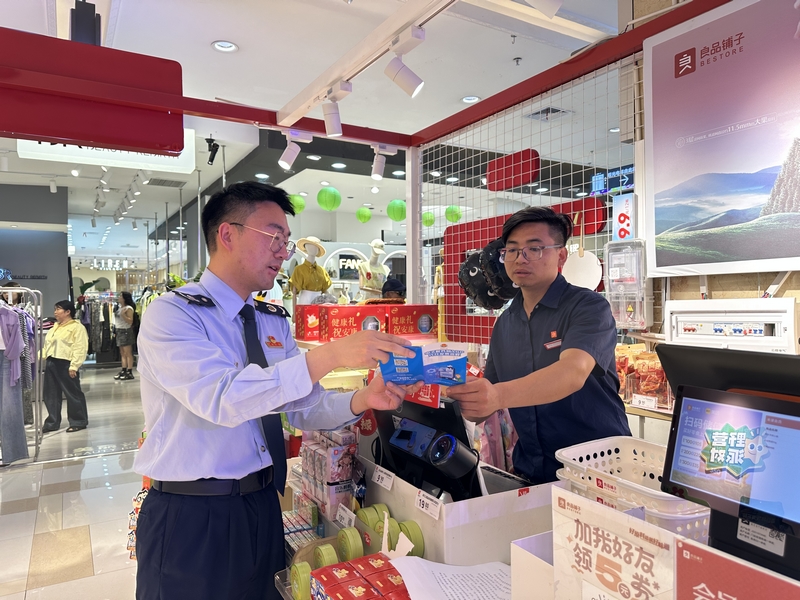 稅務(wù)人員為商戶(hù)宣講稅費(fèi)優(yōu)惠政策。