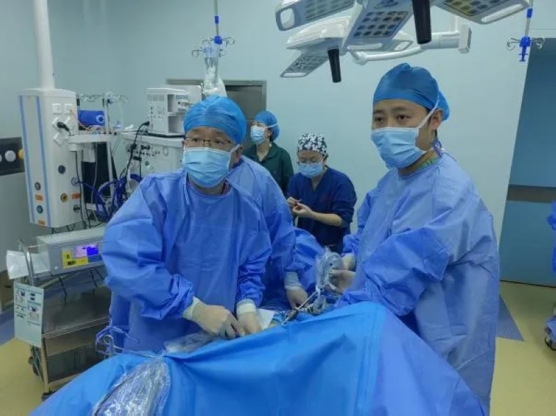 肝膽外科團隊進行“脾切除+剖腹探查術”。