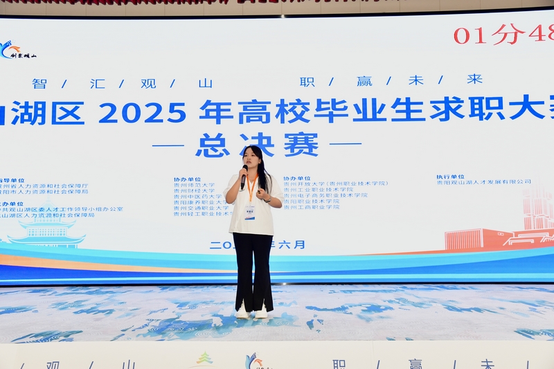 選手們依次上臺展示。