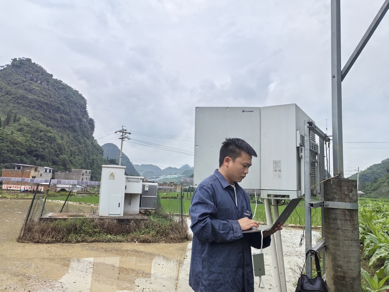 工作人員開(kāi)展光伏項(xiàng)目網(wǎng)絡(luò)安全巡檢。安順供電局供圖