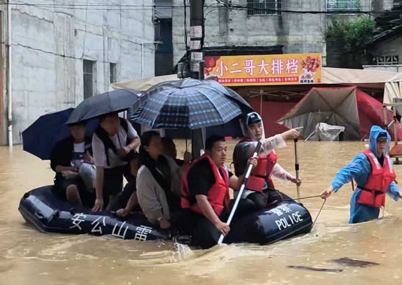 公安緊急轉移被困群眾。武警貴州供圖