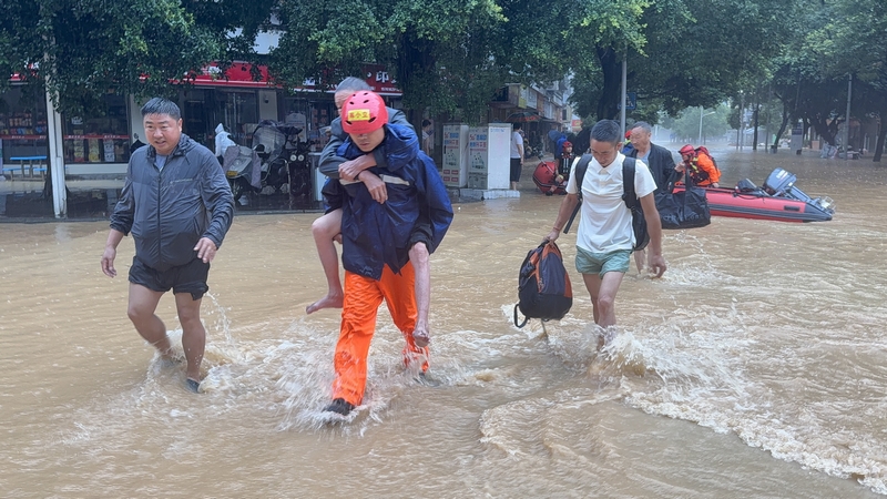 消防連夜參與救援。貴州消防救援總隊供圖