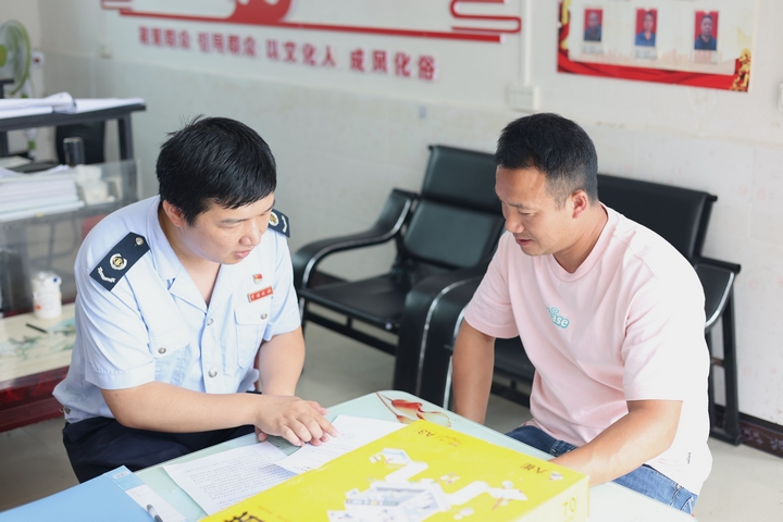 稅務干部面對面向青年企業負責人講解稅費優惠政策。楊靜攝