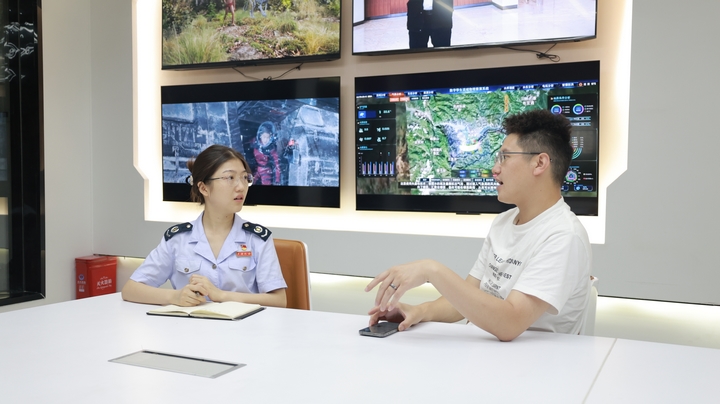 稅務人員上門走訪，向企業負責人了解運營情況。王紅壯攝