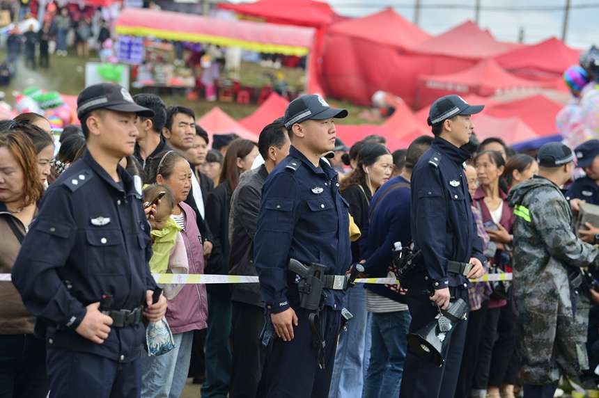 民輔警在珠藏鎮(zhèn)青山羊場(chǎng)“谷花節(jié)”安保。