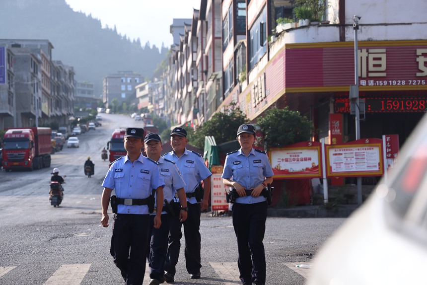 民輔警開(kāi)展巡邏。