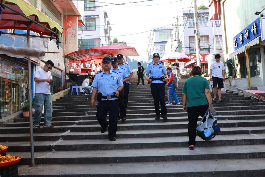 民輔警在集市開(kāi)展巡邏防控工作。