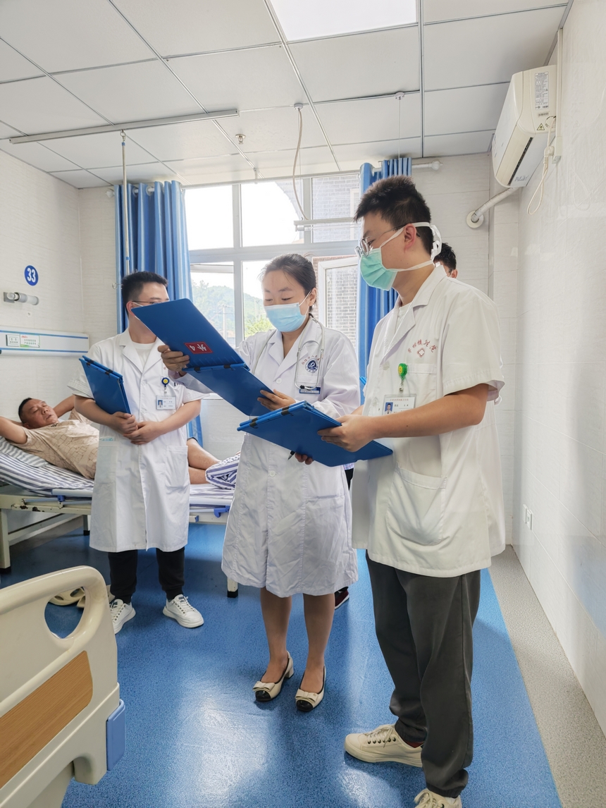 醫(yī)師鄒秀麗到茅壩鎮(zhèn)衛(wèi)生院駐點(diǎn)幫扶。