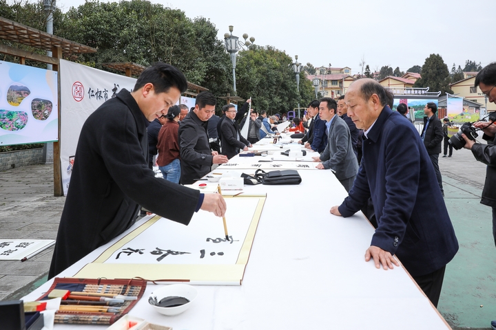 在銀水村文化廣場,仁懷市文聯開展“書法進萬家”活動..jpg