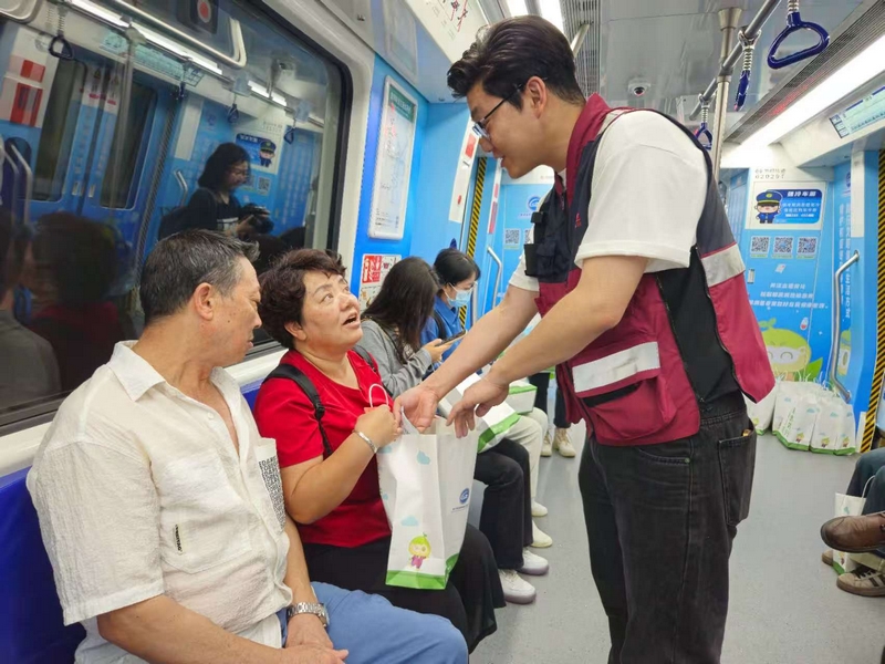 隨車健康科普員為乘客講解健康知識。