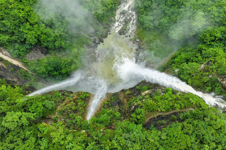 2025年6月22日拍攝的貴州省黔東南苗族侗族自治州施秉縣甘溪鄉江凱村江凱河瀑布。