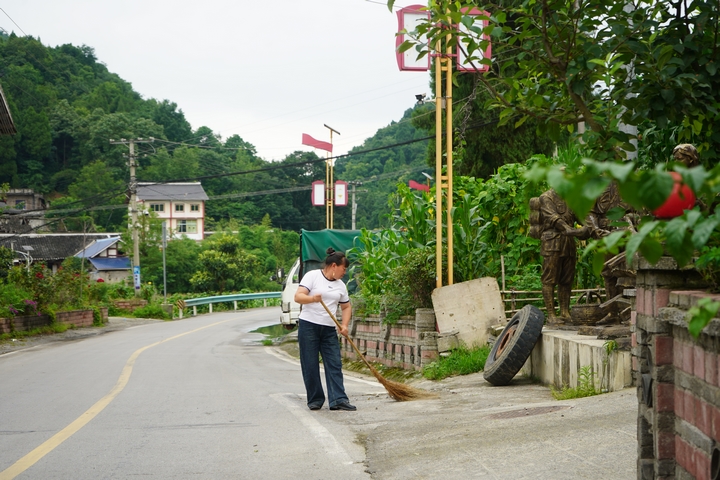 村民正在打掃自家庭院 黃源匯 攝.jpg