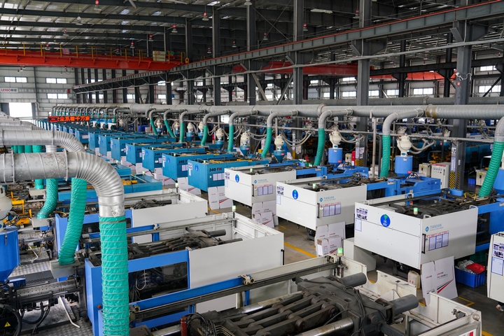 (1)聯(lián)塑智能化生產(chǎn)車(chē)間。陸勁松 攝.jpg