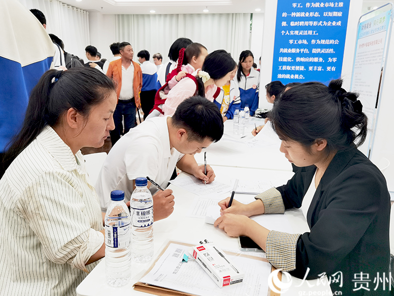 招聘會現場。人民網記者 王秀芳攝