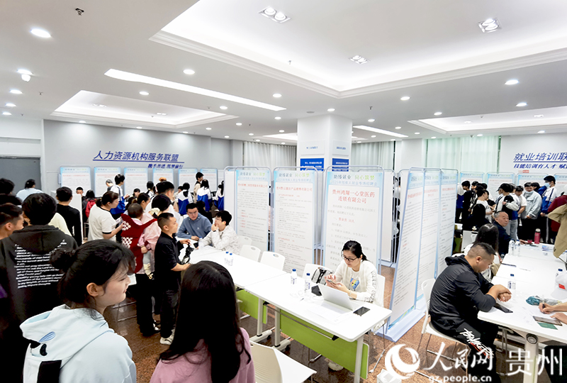 招聘會現場。人民網記者 王秀芳攝