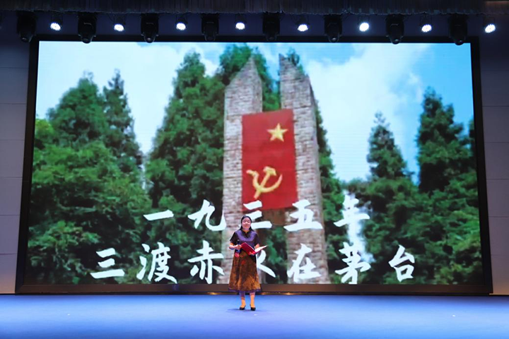 讀者在現場深情朗誦。