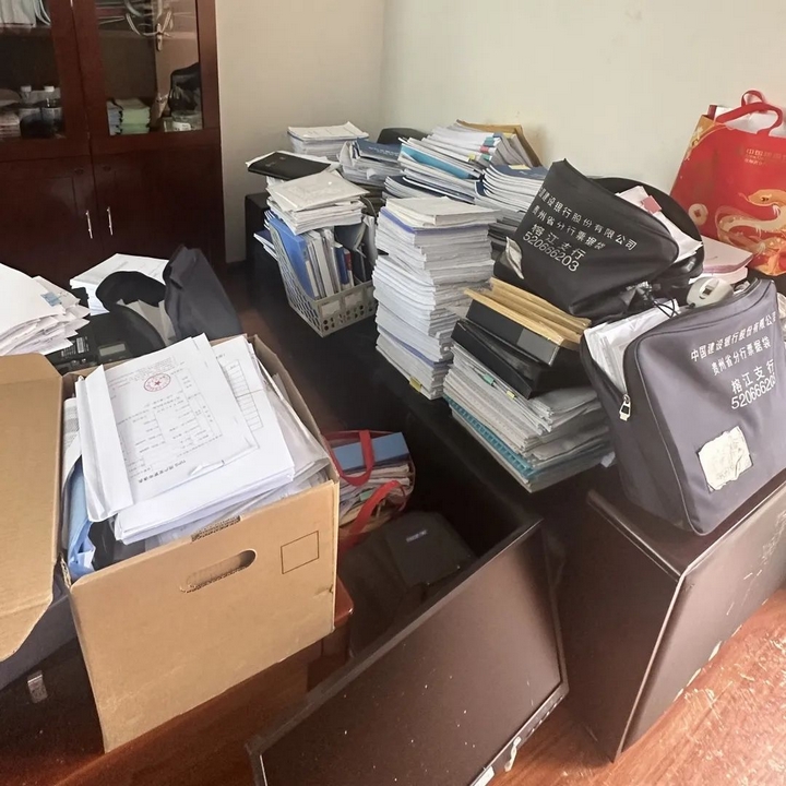 建設銀行工作人員緊急搶救行內設備、重要憑證。