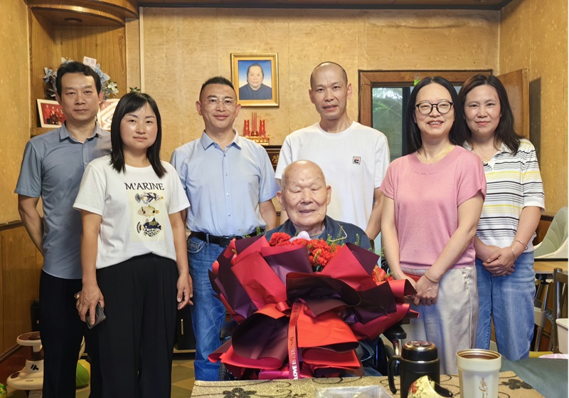 圖為黔西南州委老干部局看望慰問百歲離休干部。