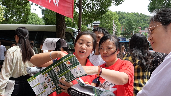 安順經開區機關事務服務中心精心組織了一場別開生面的綠色兌換活動。