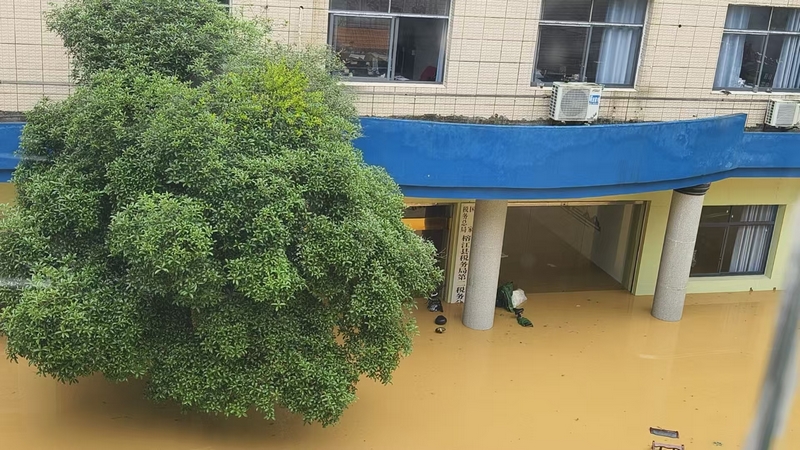 榕江縣稅務局辦公區受災情況。