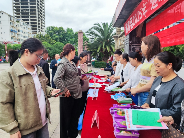 赫章縣多部門聯合開展全國節能宣傳周和全國低碳日宣傳活動。羅靜漪攝