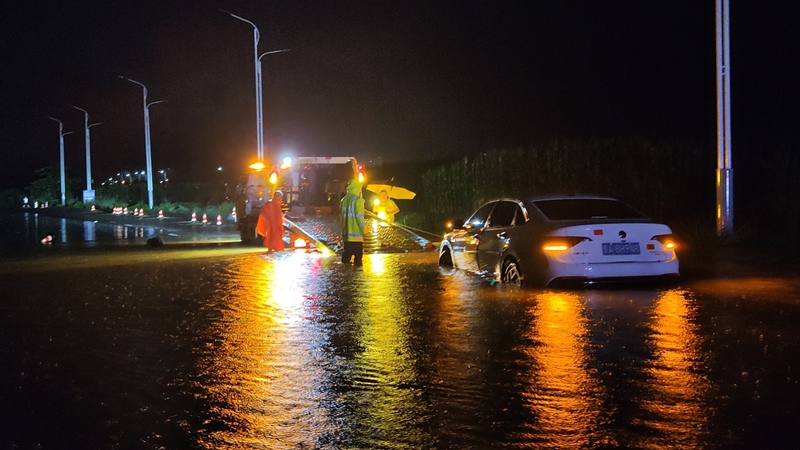 貴州三都干部群眾齊心協力抗洪搶險。