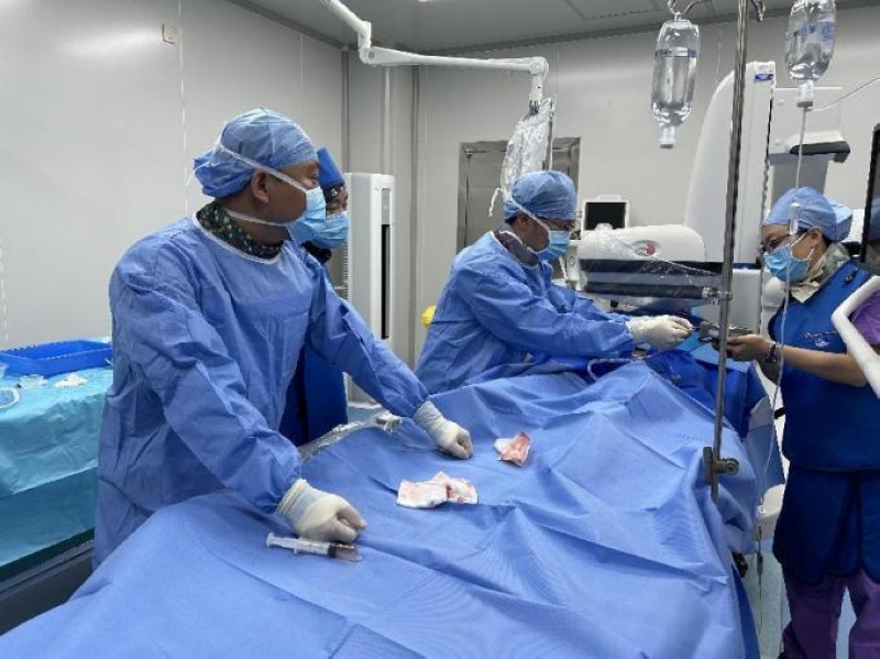 中山市人民醫院心內科主治醫師、幫扶專家楊醒在水城區人民醫院開展手術。